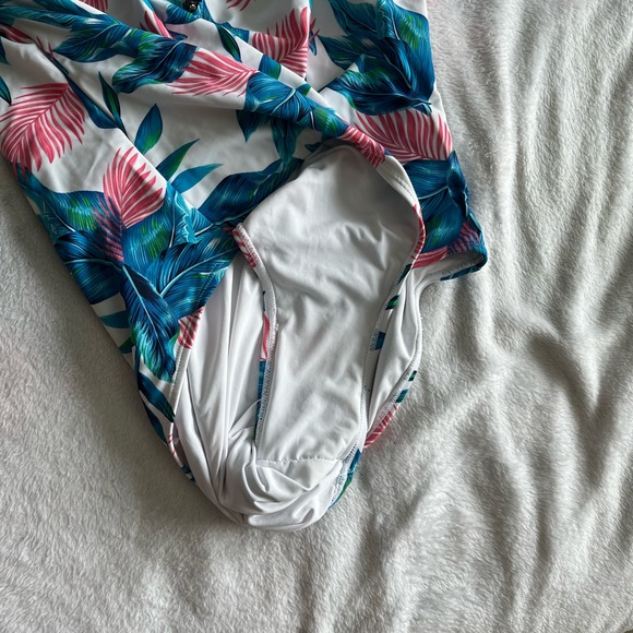 Sleeved bathing suit - Picture 6 of 6